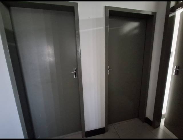 1,040M² OFFICE FOR SALE IN VANDERBIJLPARK SW 5